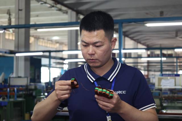 珠海凱邦電機(jī)制造有限公司一分廠工藝員孔華彬用雙手“繞”出逆襲人生。通訊員供圖