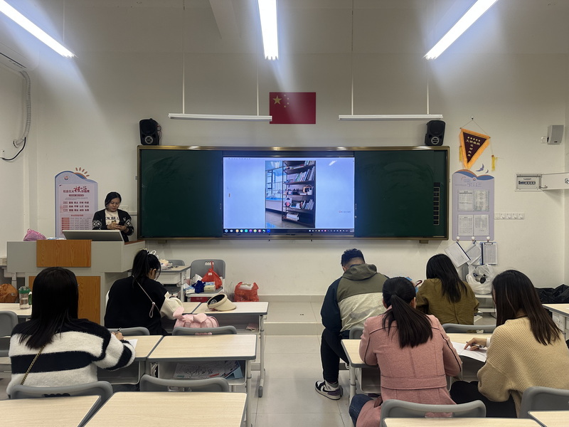 2教師、家長評委團隊進行“最美家庭書屋”評選_調(diào)整大小.jpg